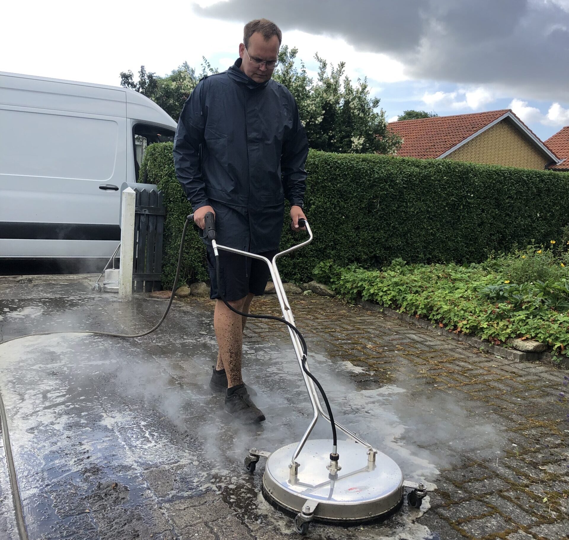 Mand algebehandler fliser med professionel fliserenser i Vestjylland