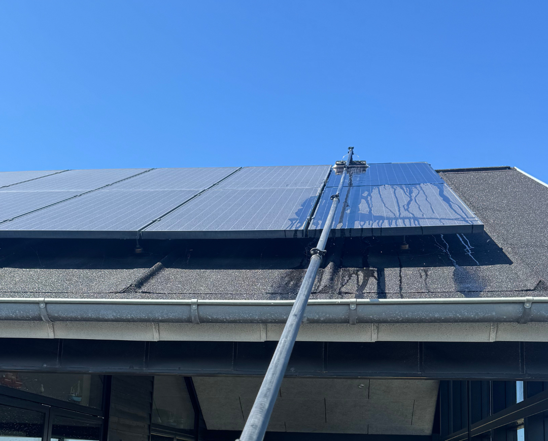 Solcellevask med rentvandsanlæg og teleskopstang på solcelleanlæg i Vestjylland