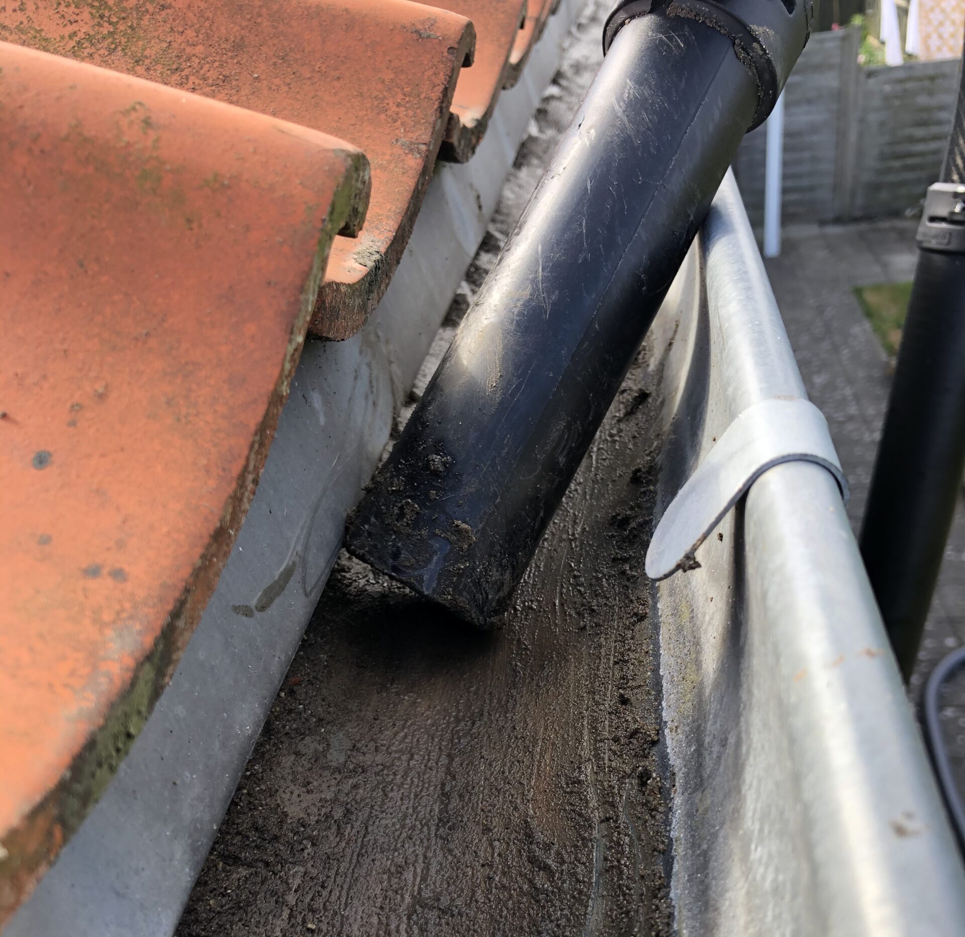 Beskidt tagrende renses med professionelt udstyr for at undgå skader på huset